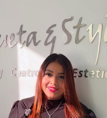 Especialista de Silueta & Stylo frente al letrero plateado de la recepción