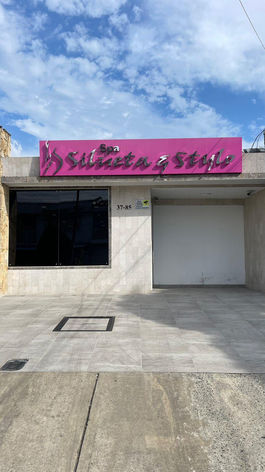 Fachada de Silueta & Stylo con su letrero fucsia en San Fernando
