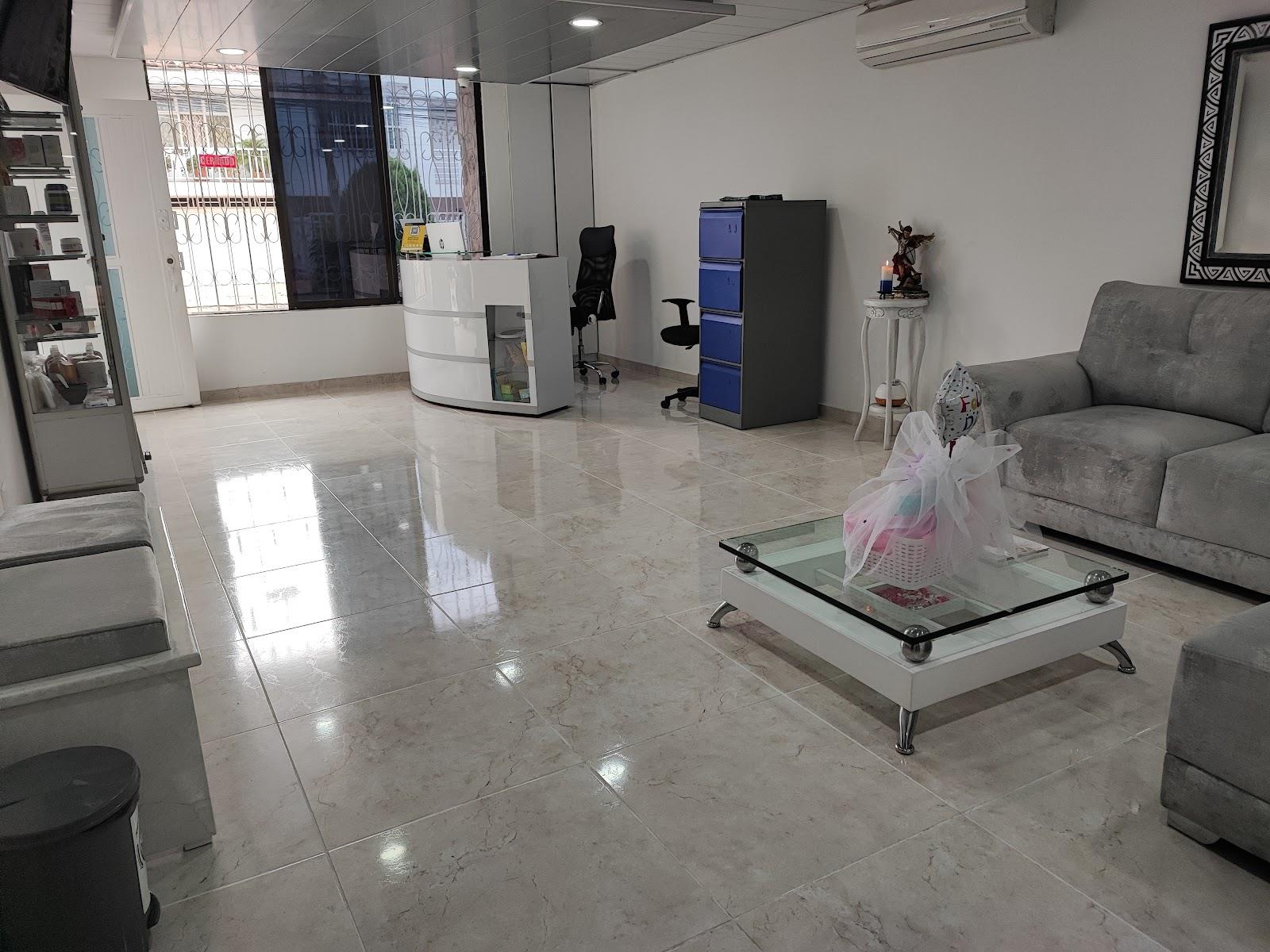 Recepción luminosa con piso de mármol y sala de espera