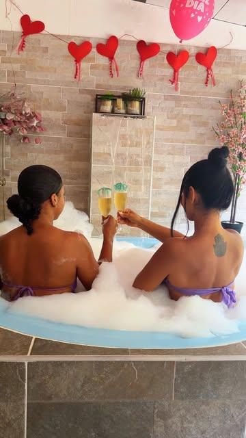 Dos amigas en el jacuzzi del spa brindando